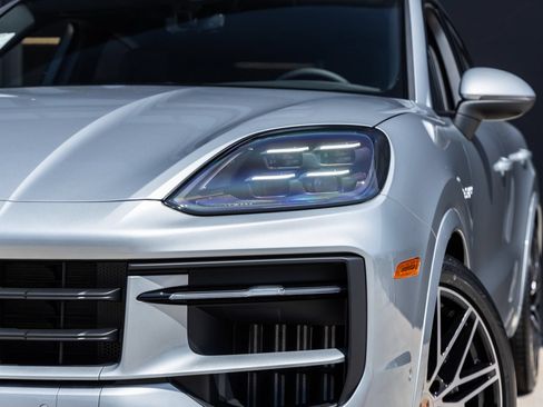 Certified 2026 Porsche Cayenne E-Hybrid Coupe AWD/4WD image 19