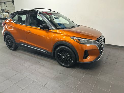Used 2023 Nissan Kicks SR w/ SR Premium Package FWD image 2