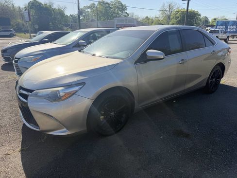 Used 2016 Toyota Camry SE image 1