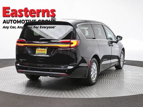 Used 2023 Chrysler Pacifica Touring-L FWD image 5