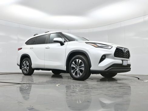 Used 2023 Toyota Highlander XLE AWD/4WD image 2