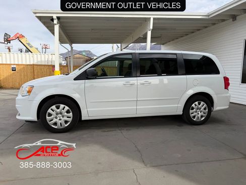 Used 2017 Dodge Grand Caravan SE w/ UConnect Hands-Free Group image 4