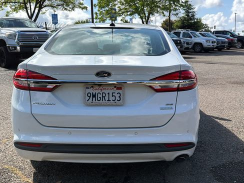 Used 2018 Ford Fusion SE w/ Fusion SE Technology Package FWD image 6