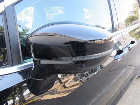 Used 2024 Chrysler Pacifica Touring-L image 17