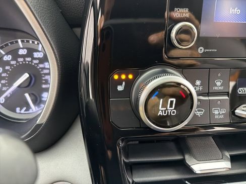 Used 2020 Toyota Highlander XLE AWD/4WD image 18