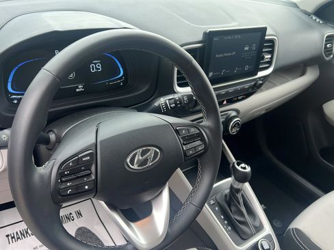 Certified 2025 Hyundai Venue SEL image 9