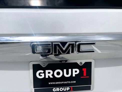 Used 2024 GMC Yukon SLT w/ SLT Luxury Package RWD image 10