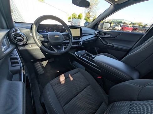 Used 2025 Chevrolet Equinox LT AWD/4WD image 2