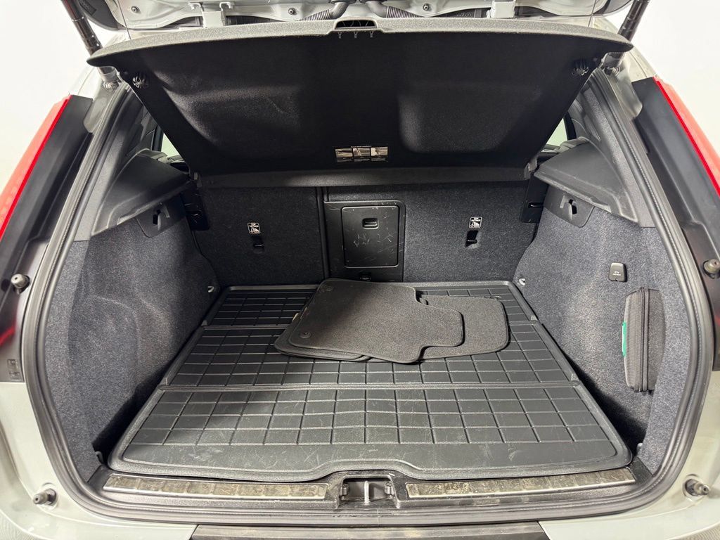 Certified 2024 Volvo XC40 B5 Plus w/ Protection Package Premier AWD/4WD image 10
