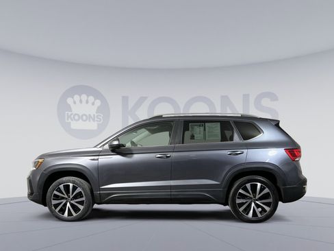 Used 2022 Volkswagen Taos SE image 2