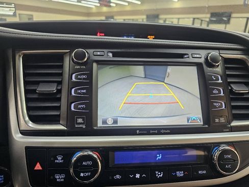 Used 2019 Toyota Highlander Limited Platinum FWD image 35