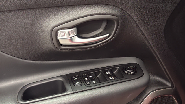 Used 2022 Jeep Renegade Latitude AWD/4WD image 20