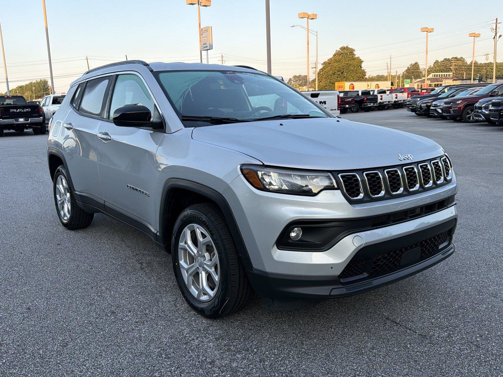 Used 2024 Jeep Compass Latitude AWD/4WD image 4