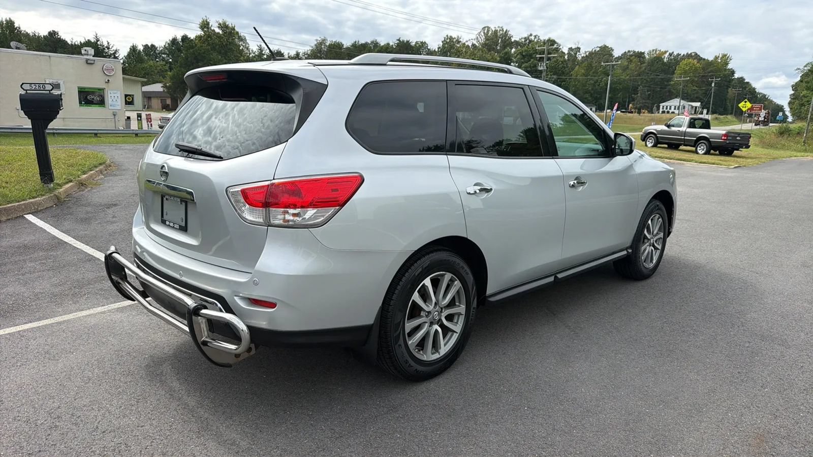 Used 2013 Nissan Pathfinder SV AWD/4WD image 4