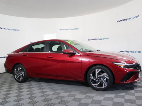 Used 2025 Hyundai Elantra SEL image 4