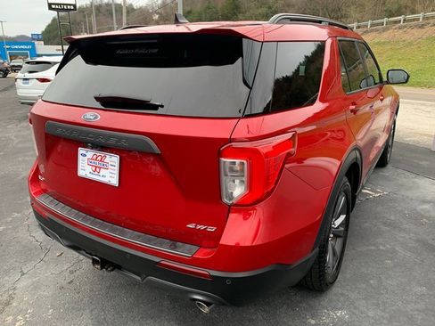 Used 2022 Ford Explorer XLT w/ Equipment Group 202A image 4