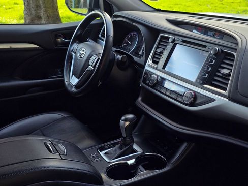 Used 2019 Toyota Highlander XLE image 20