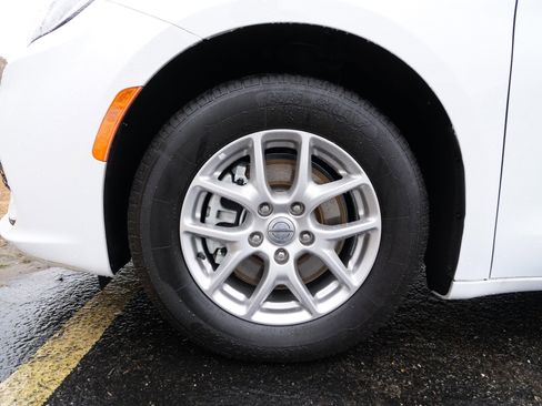 Used 2024 Chrysler Pacifica Touring-L image 13