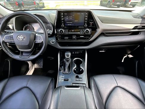 Used 2022 Toyota Highlander XLE image 16