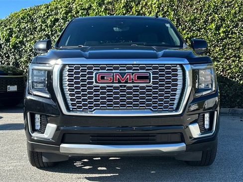 Used 2021 GMC Yukon XL Denali w/ Denali Premium Package image 10