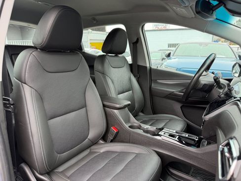 Used 2023 Chevrolet Bolt LT w/ Infotainment Package FWD image 33