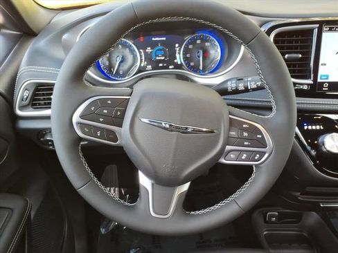 New 2026 Chrysler Pacifica Select image 16