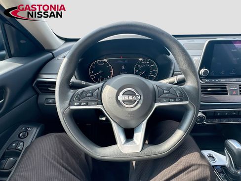 Used 2025 Nissan Altima 2.5 SV FWD image 14