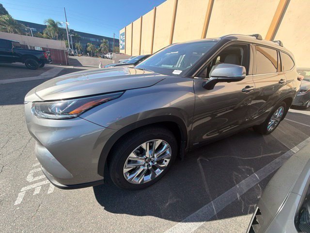 Certified 2026 Toyota Highlander Limited AWD/4WD image 6