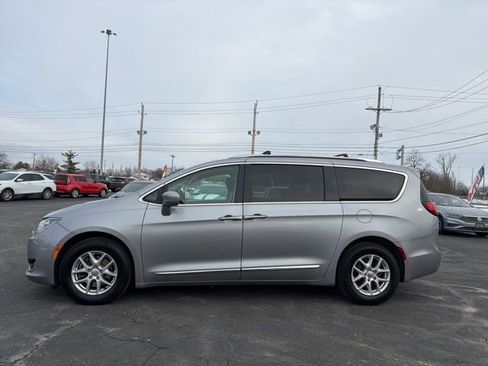 Used 2020 Chrysler Pacifica Touring-L image 4