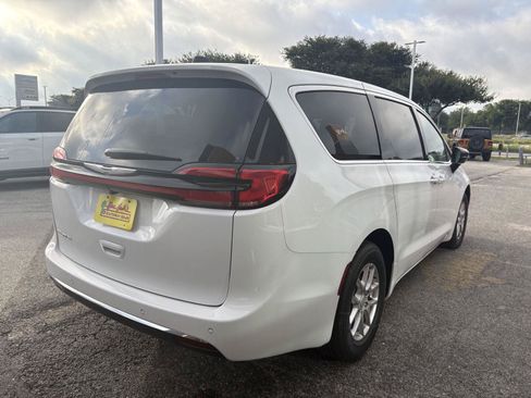 New 2026 Chrysler Pacifica Select FWD image 3