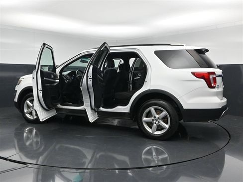 Used 2016 Ford Explorer XLT AWD/4WD image 31