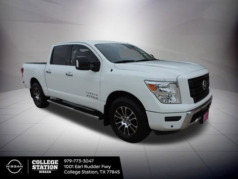 Used 2021 Nissan Titan SV w/ SV Convenience Package image 3