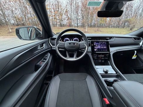 New 2025 Jeep Grand Cherokee L Laredo image 13