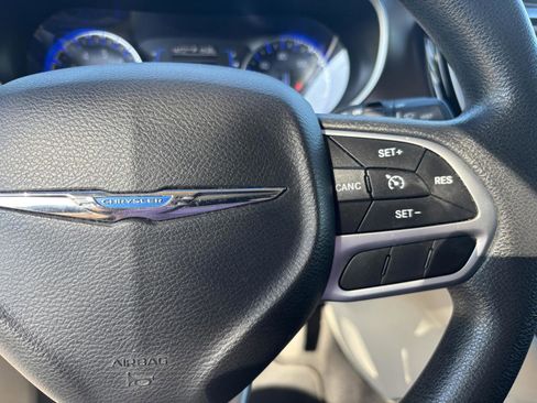 Used 2017 Chrysler Pacifica Touring image 30