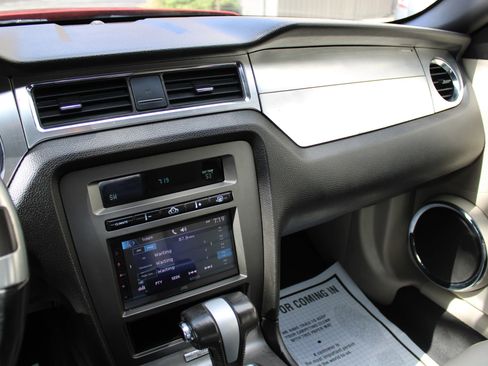 Used 2010 Ford Mustang Convertible image 13