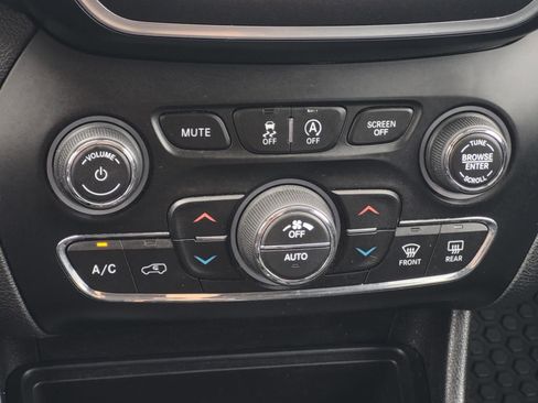 Used 2019 Jeep Cherokee Trailhawk AWD/4WD image 22