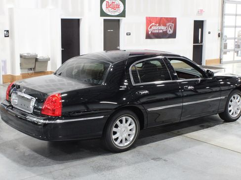 Used 2006 Lincoln Town Car Signature Limited RWD image 34