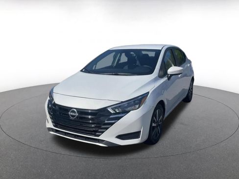 Used 2025 Nissan Versa SV image 4