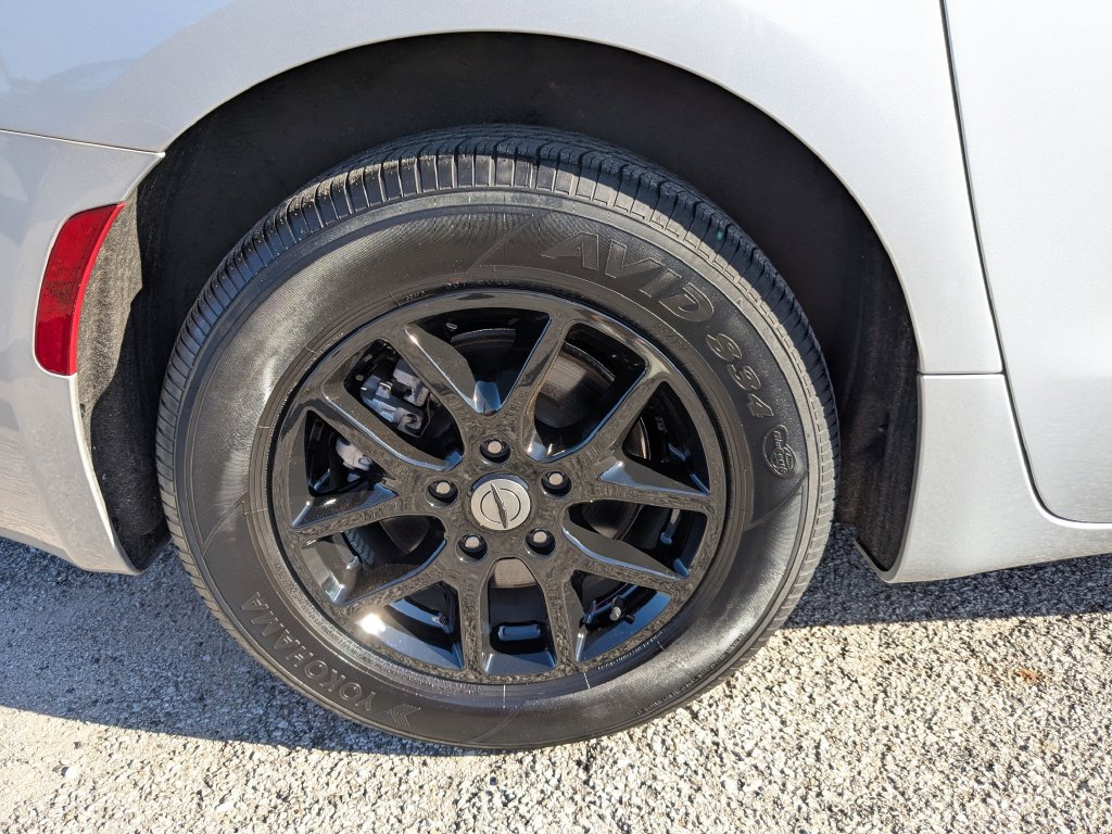 Used 2024 Chrysler Pacifica Touring-L FWD image 16