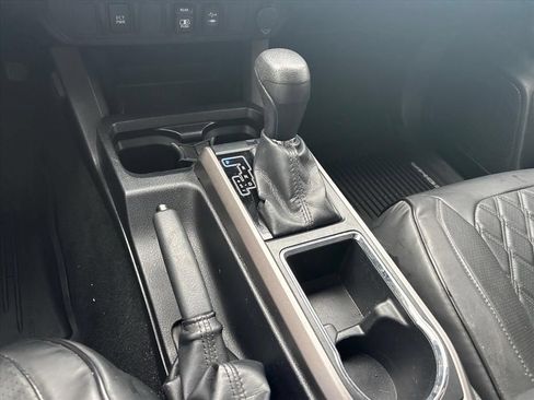 Used 2018 Toyota Tacoma SR5 RWD image 17