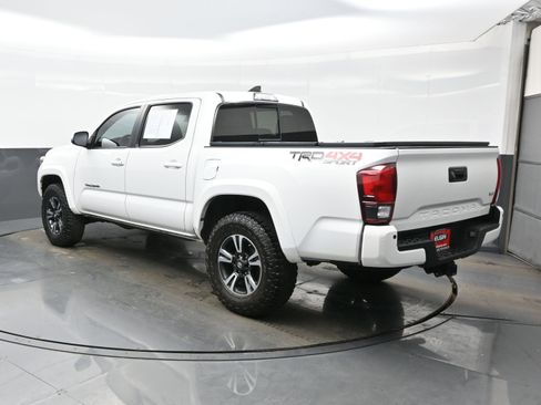 Used 2018 Toyota Tacoma TRD Sport image 4