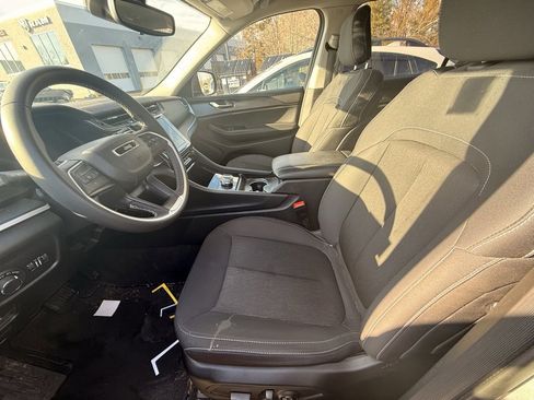 Used 2023 Jeep Grand Cherokee L Laredo image 17