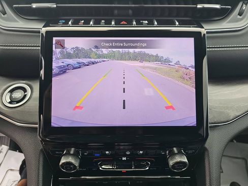 Used 2023 Jeep Grand Cherokee Overland w/ Luxury Tech Group IV AWD/4WD image 28