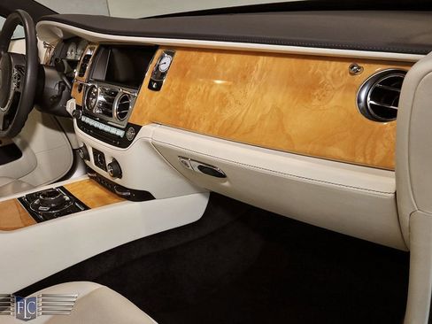 Used 2019 Rolls-Royce Wraith Coupe image 27