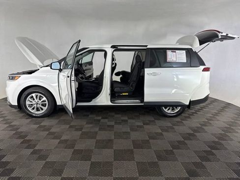 Certified 2024 Kia Carnival LX FWD image 11