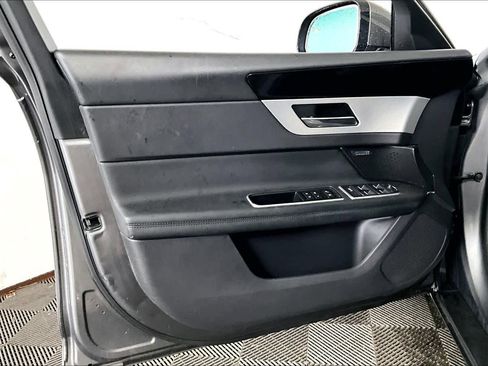 Used 2017 Jaguar XF Prestige image 21