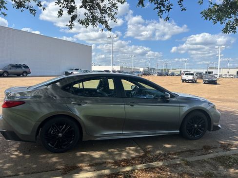 Used 2025 Toyota Camry SE image 4