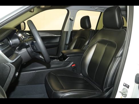 Used 2023 Jeep Grand Cherokee Limited w/ Black Appearance Package image 23