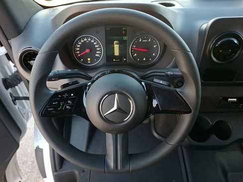 Used 2025 Mercedes-Benz Sprinter 2500 image 16