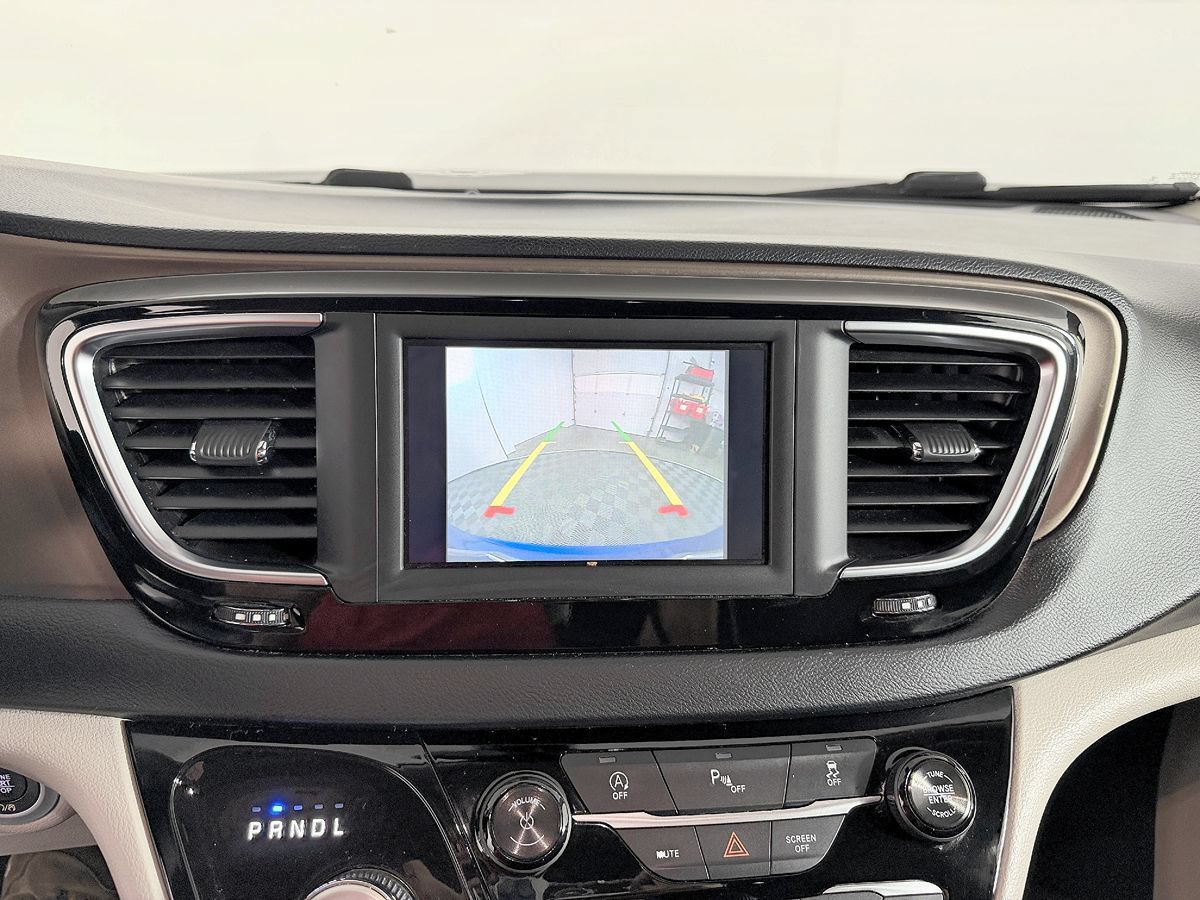 Used 2018 Chrysler Pacifica Touring-L w/ Tire & Wheel Group FWD image 61